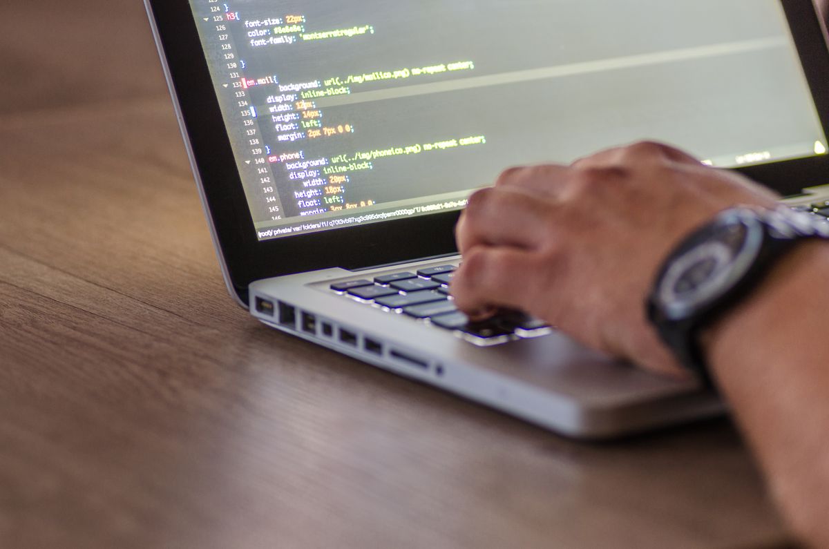 ノートPCでコードを書く開発者の手元